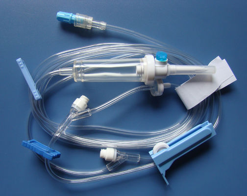 La infusión disponible flexible fijó la cánula resistente del sistema del goteo de la torcedura con la abrazadera del tubo